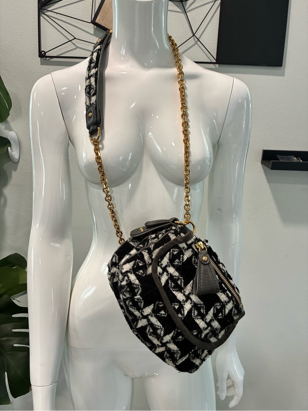 Juicy Couture-Vintage herringbone pattern fabric with branded zipper pulls. - Picture 16 of 16